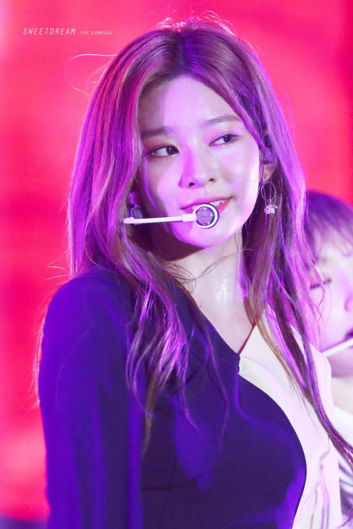 무대에서 땀흘리는 아이즈원 | 인스티즈