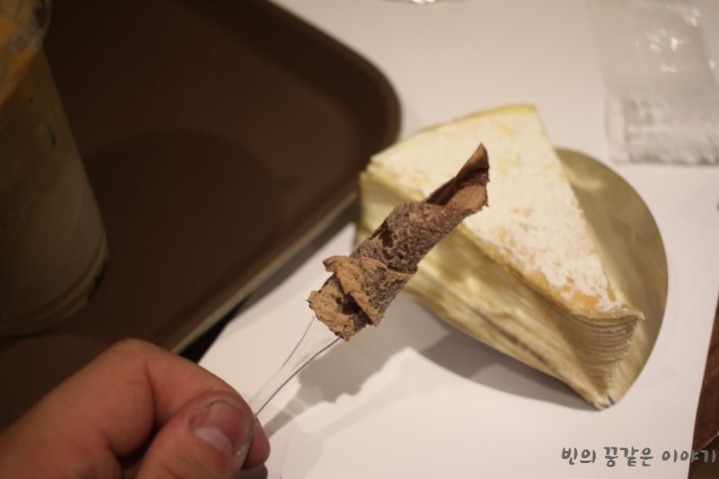 한겹씩 포크로 돌돌 말아먹는 케이크...jpg | 인스티즈