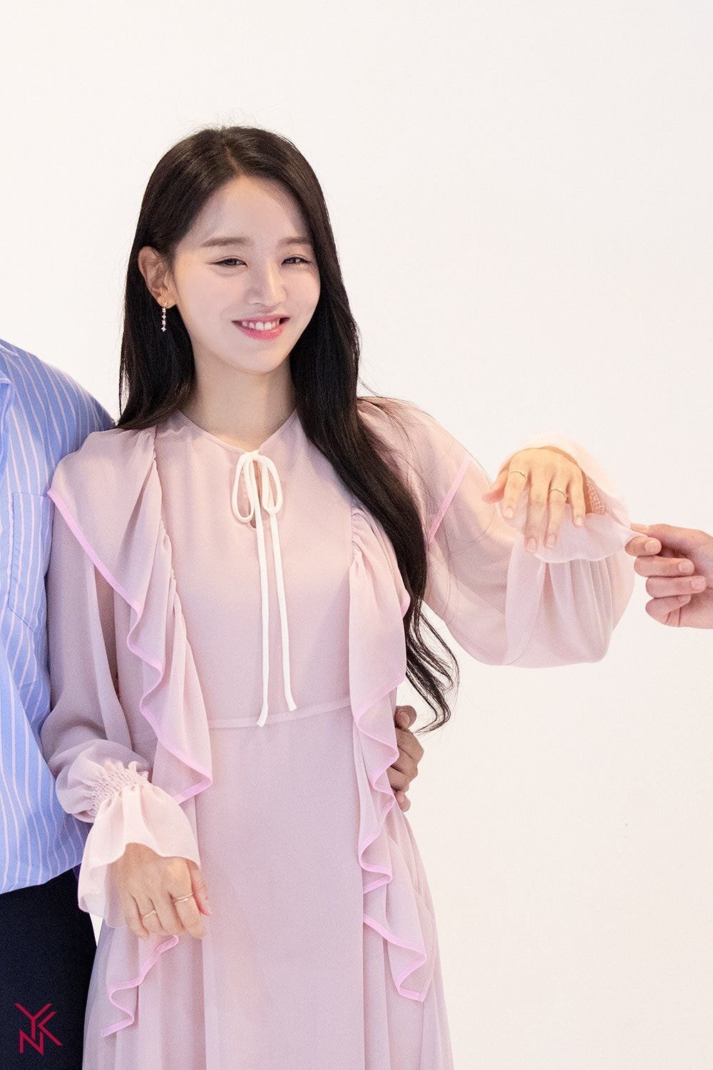 아이돌 찍덕이 입사해서 사진 찍는것 같은 신혜선 소속사 공식 사진들.jpg | 인스티즈