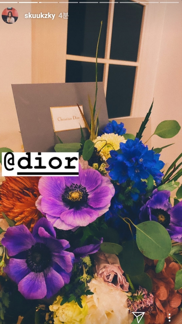 백두산 시사회에서 수지가 받은 꽃다발들 | 인스티즈