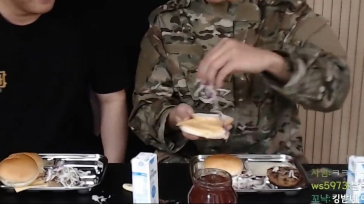 군대리아 미필과 군필의 먹는법 비교 | 인스티즈