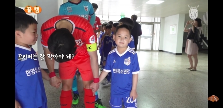 제주유나이티드 김호남 당황시키는 어린이 | 인스티즈