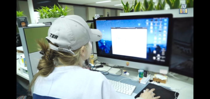 분노의 티켓팅 하는 아이유 | 인스티즈