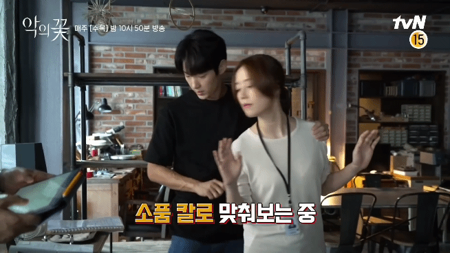 눈 껌뻑거리는 문채원이 귀여운 이준기 | 인스티즈