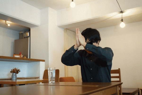 일본의 한 블로거가 화난여친이 뿌린 물을 막는법을 개발.gif | 인스티즈