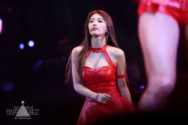 한때 홀터넥만 주구장창 입혔던 수지 코디.jpgif | 인스티즈