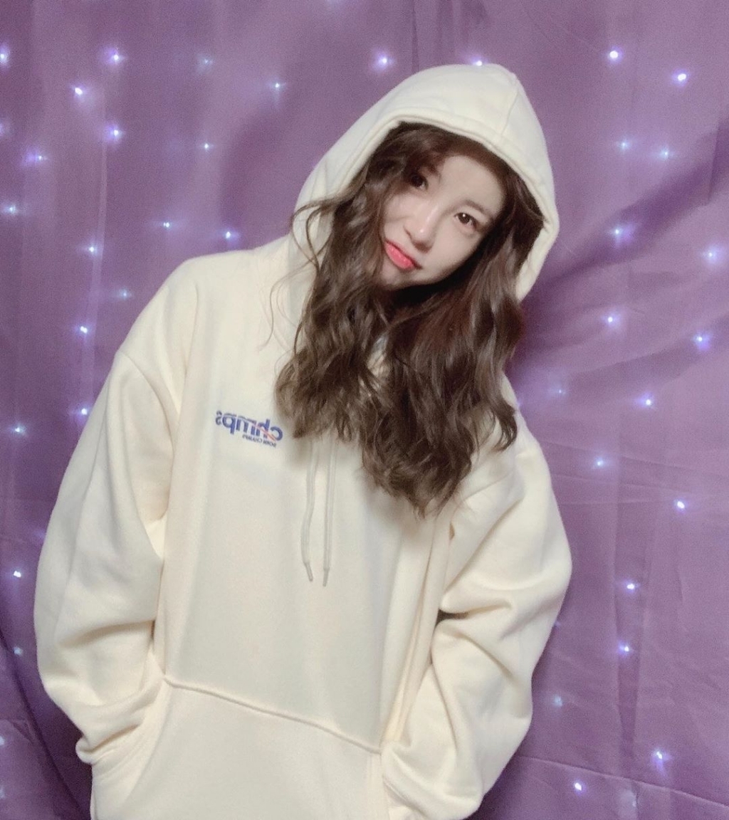 앞머리를 귀뒤로 살짝 넘긴 전효성 최근.JPG | 인스티즈