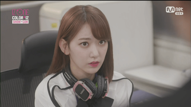 [아이즈원] 업무시간에 게임해서 권비서에게 혼나는 사쿠라.gif | 인스티즈