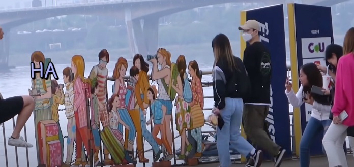 길거리에서 사진 부탁받은 한국인들의 자세 .jpg | 인스티즈