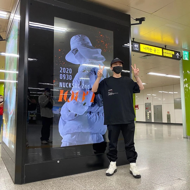 팬들이 해준 지하철 광고 인증하는 넉살 | 인스티즈