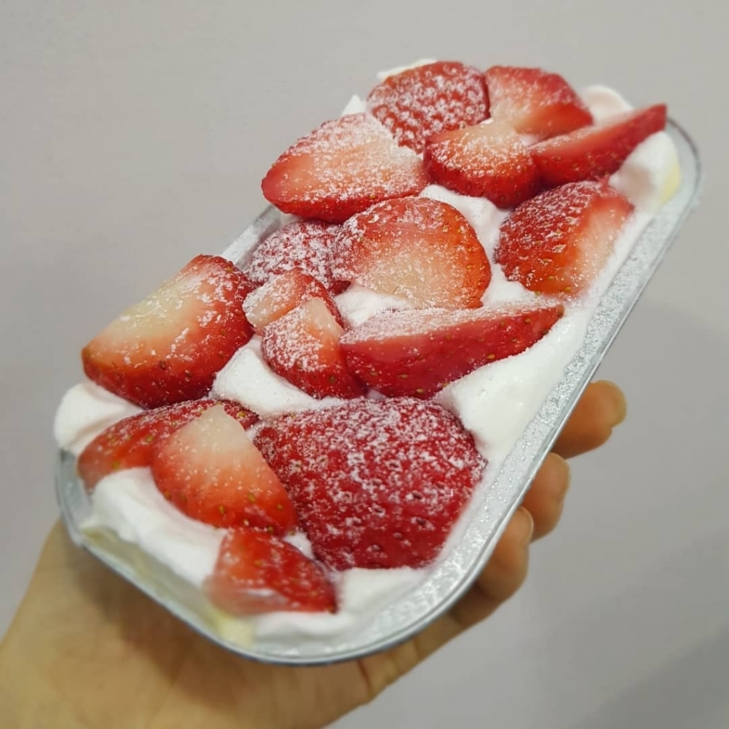 요즘 인스타에서 유행하는 떠먹는 딸기생크림케이크.......jpg | 인스티즈