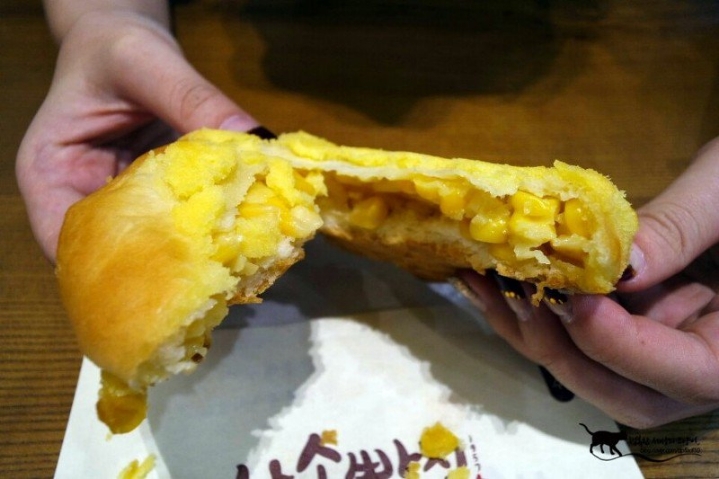 마약빵 이라는 소리까지 듣는 통옥수수빵..jpg | 인스티즈