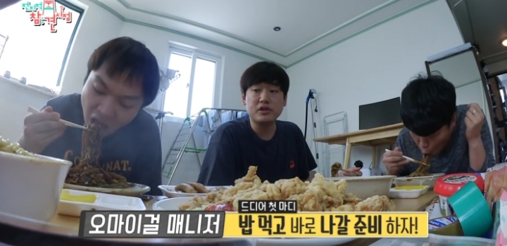 얼굴 표정 극명하게 차이 나는 오마이걸 매니저ㅋㅋㅋ.jpg | 인스티즈