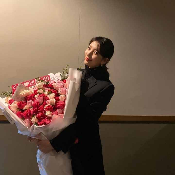 백두산 시사회에서 수지가 받은 꽃다발들 | 인스티즈