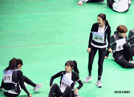 아육대에서 장난감 가지고 노는 조이.gif | 인스티즈