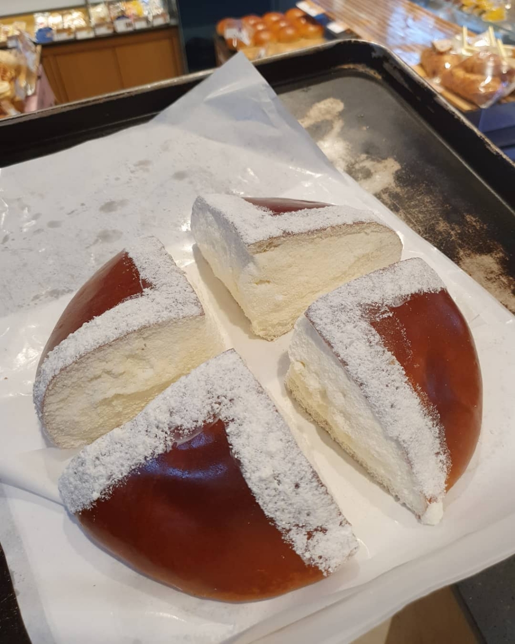 크림치즈가 겁나 많이 들었다는 파리바게트 몬스터치즈번....jpg | 인스티즈