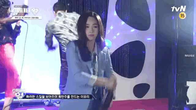 배우 이유리의 폭탄주 제조 실력.gif | 인스티즈