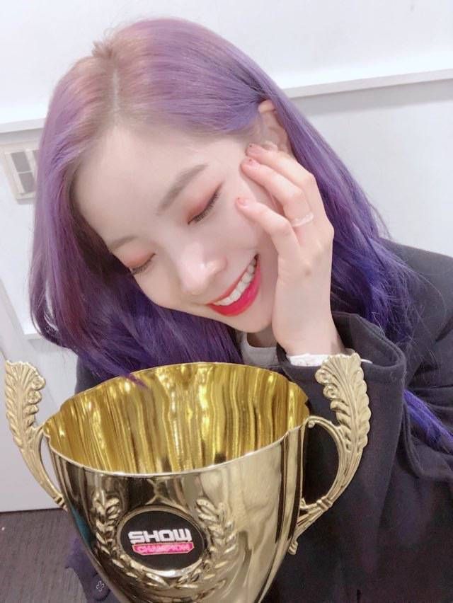 트와이스 멤버마다 트로피를 대하는자세 | 인스티즈