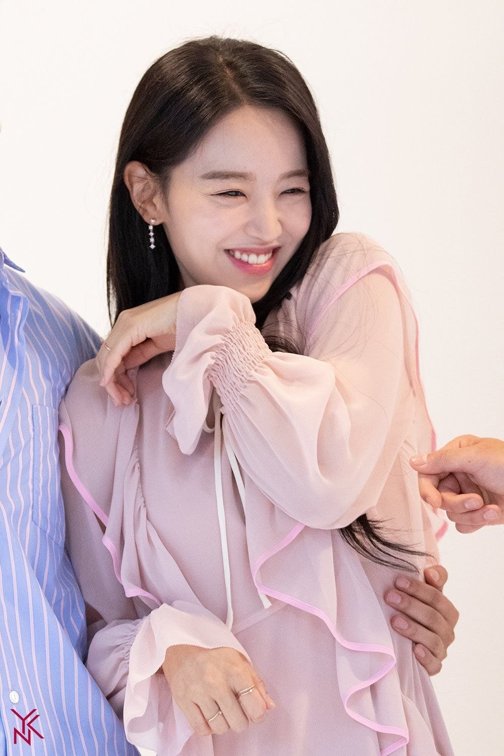 아이돌 찍덕이 입사해서 사진 찍는것 같은 신혜선 소속사 공식 사진들.jpg | 인스티즈