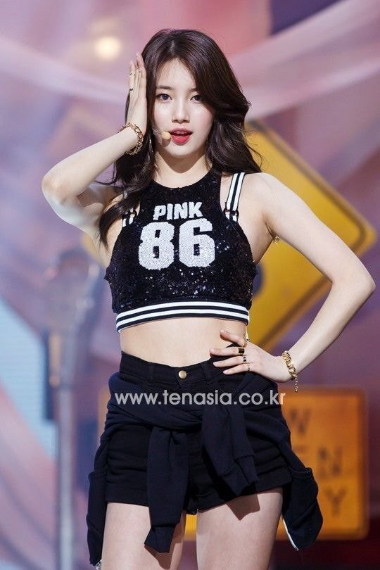 한때 홀터넥만 주구장창 입혔던 수지 코디.jpgif | 인스티즈