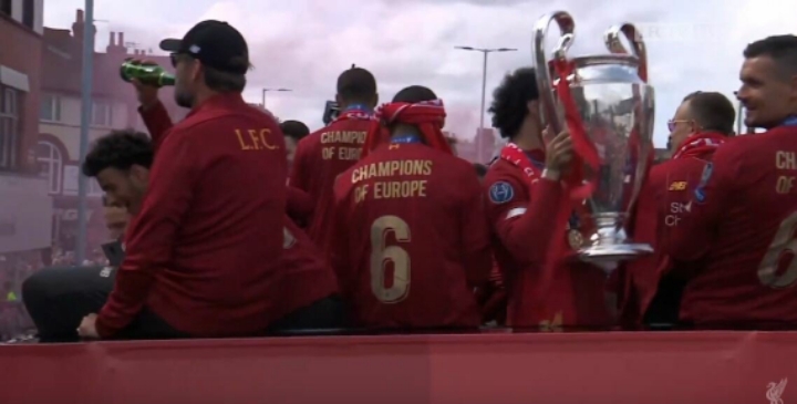 챔스 우승 퍼레이드 버스 위에서 술 퍼마시는 아저씨 | 인스티즈