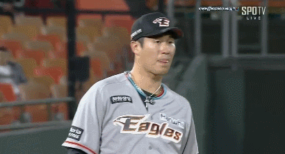 카메라 하나는 기똥차게 잘 쓰는 KBO 중계 수준.GIF | 인스티즈