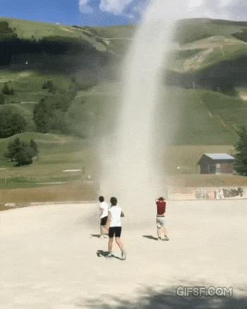 토네이도를 보고 신난 아이들.gif | 인스티즈