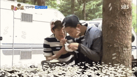 잘생긴 사람은 웃을 때 옆사람 어깨에 머리를 꽁 박는다?!? | 인스티즈