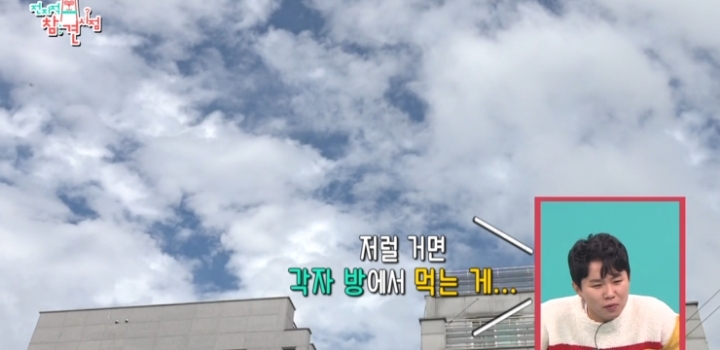 얼굴 표정 극명하게 차이 나는 오마이걸 매니저ㅋㅋㅋ.jpg | 인스티즈