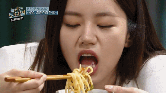 두가지 본능이 동시에 나온 아이돌.gif | 인스티즈