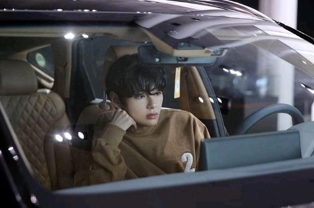 방탄소년단 뷔가 촬영 후 구매했다는 GV80.......gif | 인스티즈