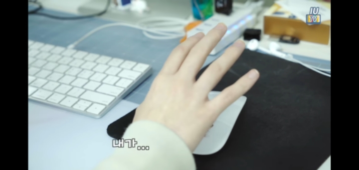 분노의 티켓팅 하는 아이유 | 인스티즈