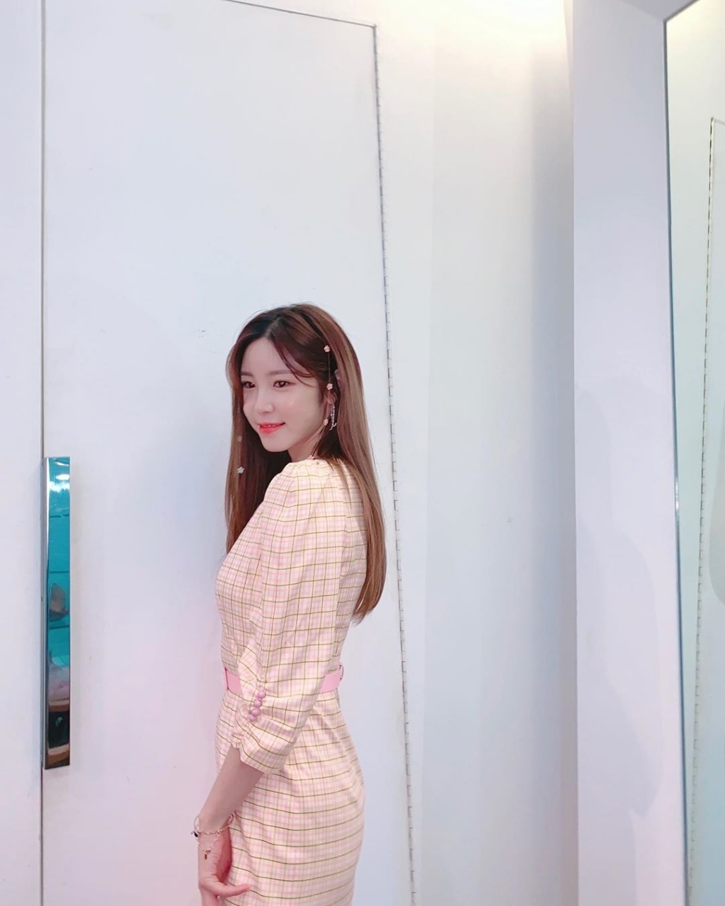 앞머리를 귀뒤로 살짝 넘긴 전효성 최근.JPG | 인스티즈