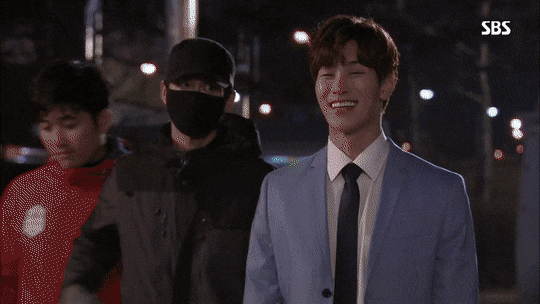 길에 서있는데 누가 갑자기 명량핫도그로 찌르고감.gif | 인스티즈