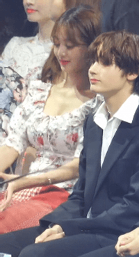 스태프 도와주는 지효 | 인스티즈