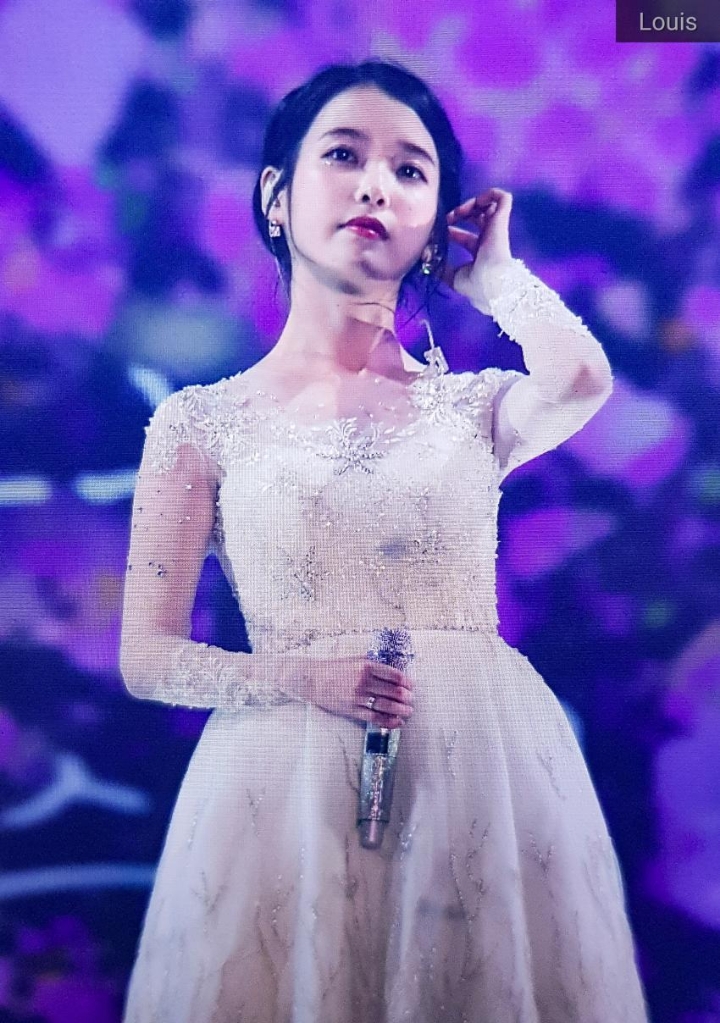미모 레전드 찍은 오늘자 아이유 .gif | 인스티즈