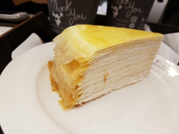 한겹씩 포크로 돌돌 말아먹는 케이크...jpg | 인스티즈