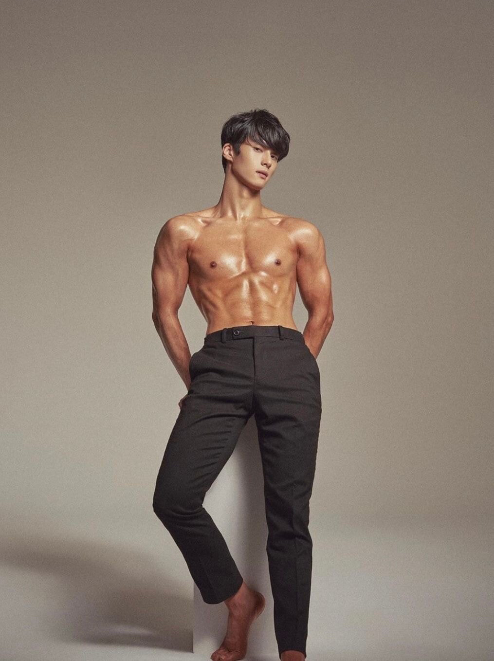 헬스장에서 운동 하는 짱잘 유튜버 노잼봇.gif | 인스티즈