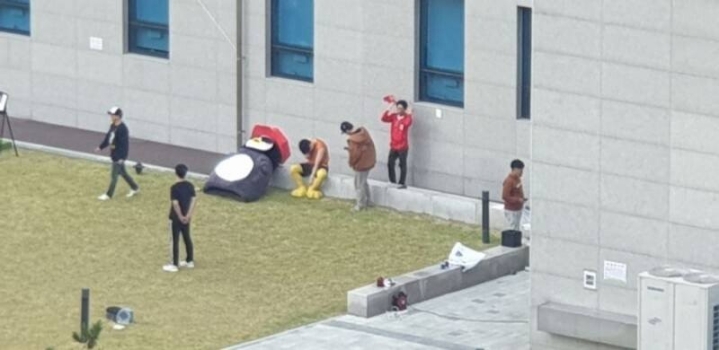 뭐야... 펭수 안에 사람 들어있는 것 같은데??? | 인스티즈