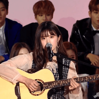 팬들이 선물한 기타 들고 MAMA에 나온 송하영.gif | 인스티즈
