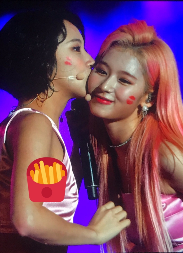 뽀뽀하는 트와이스 | 인스티즈