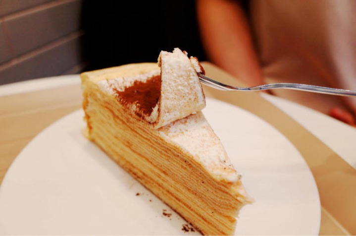 한겹씩 포크로 돌돌 말아먹는 케이크...jpg | 인스티즈