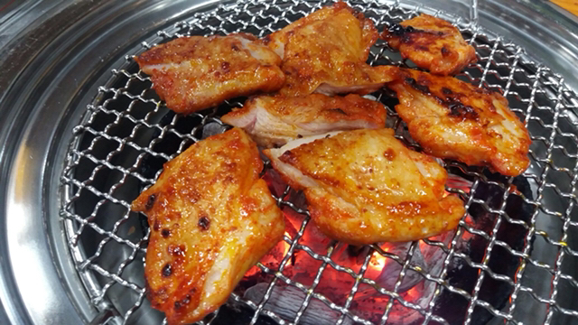 원래 숯불에 구워 먹는거라는 춘천 닭갈비.jpg | 인스티즈