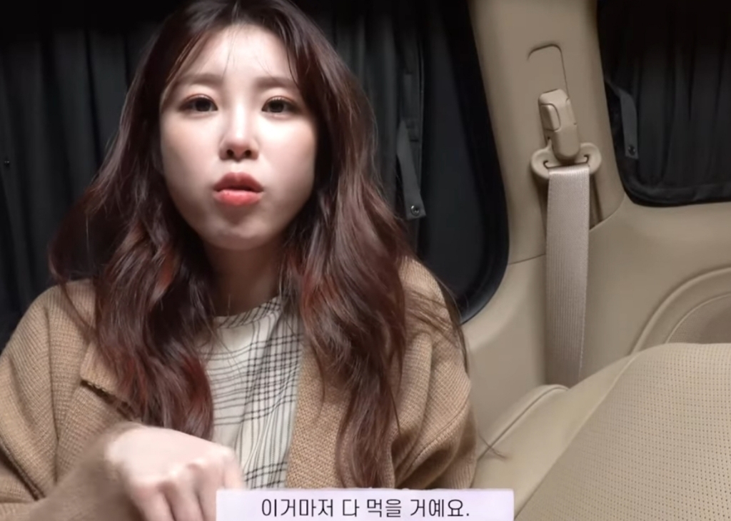 차에서 밥먹는 전효성........jpg | 인스티즈