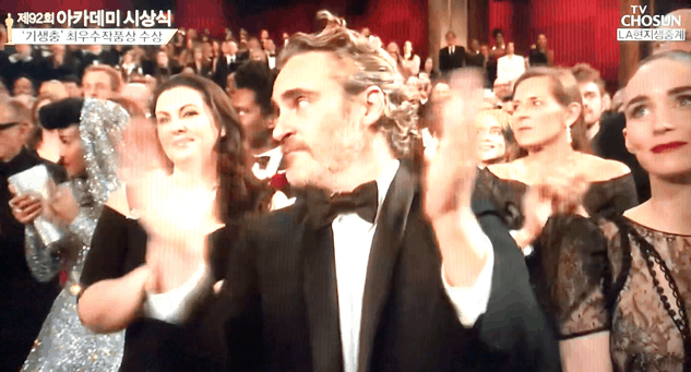 아카데미 기생충 작품상 수상에 기립 박수치는 조커.gif | 인스티즈