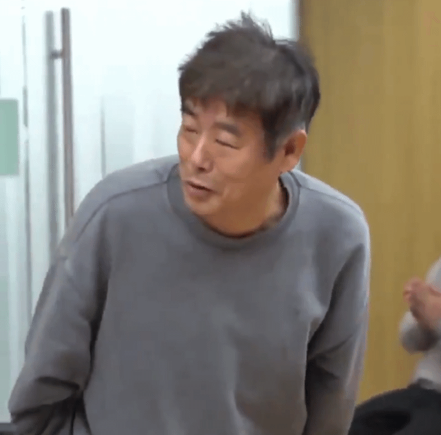 패션커뮤에서 핏예쁘다고 유명했던 성동일 맨투맨.jpg | 인스티즈