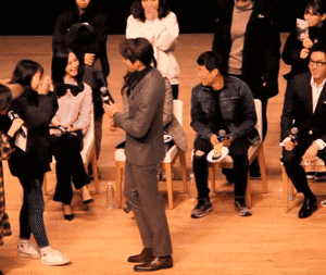 배우 현빈이 팬을 안아주는 방법.gif | 인스티즈