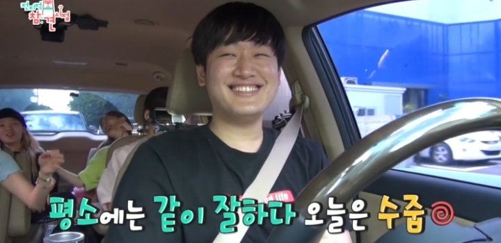 얼굴 표정 극명하게 차이 나는 오마이걸 매니저ㅋㅋㅋ.jpg | 인스티즈