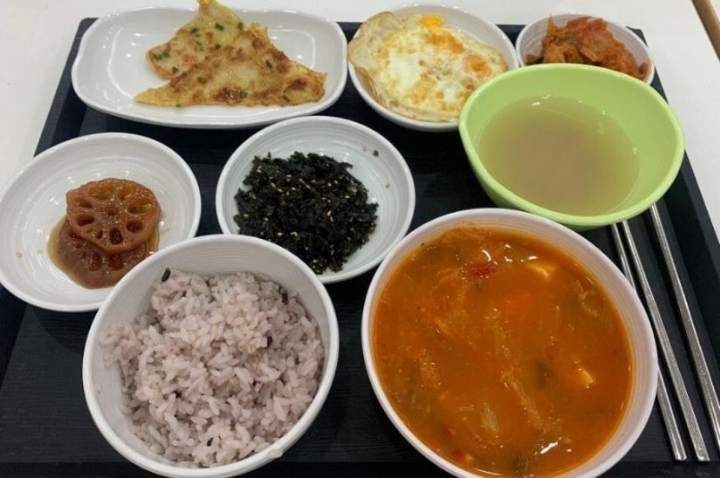 중소기업 500원짜리 아침밥상이 1000원 인상에 반발하는 직원들 | 인스티즈