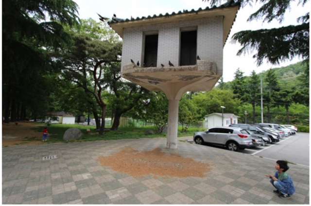 기둥 하나로 공중에 떠있는 집 | 인스티즈